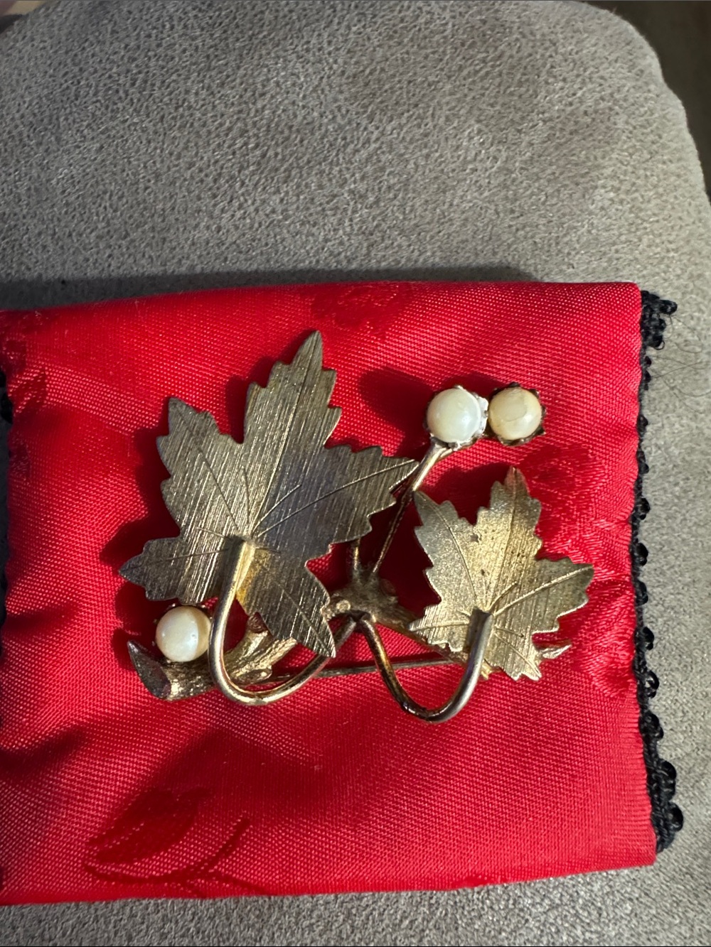 Sarah Coventry vintage Gold Leaf Pearl Accent Brooch - Women Jewelry